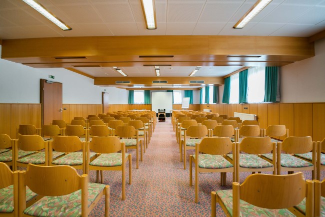 Großer Seminarraum mit multimedialer Ausstattung